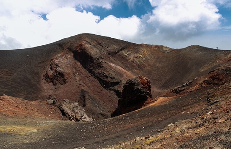 L’Etna, una fonte inesauribile di grandi emozioni in tutte le stagioni. Scopri gli sport invernali.